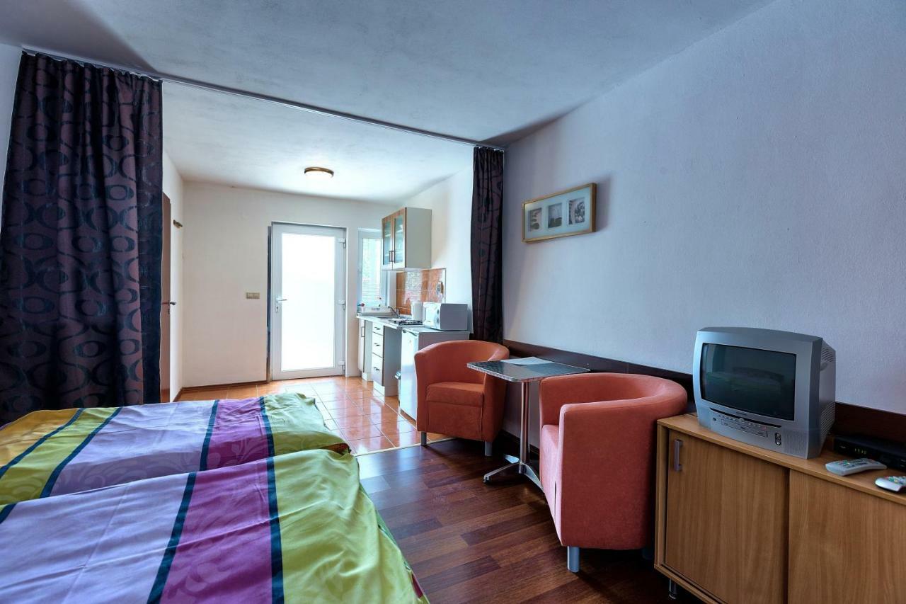 Hôtel Apartmanovy Dom Red à Podhájska Extérieur photo