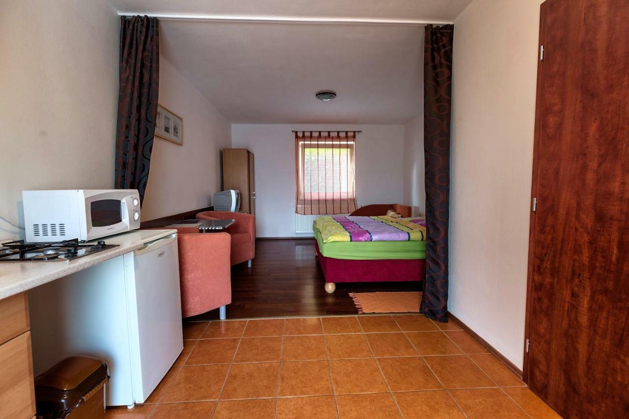Hôtel Apartmanovy Dom Red à Podhájska Extérieur photo