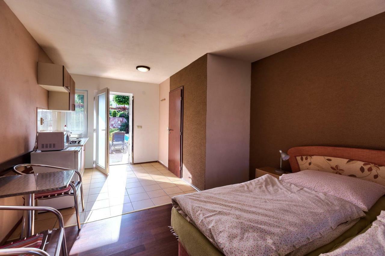 Hôtel Apartmanovy Dom Red à Podhájska Extérieur photo