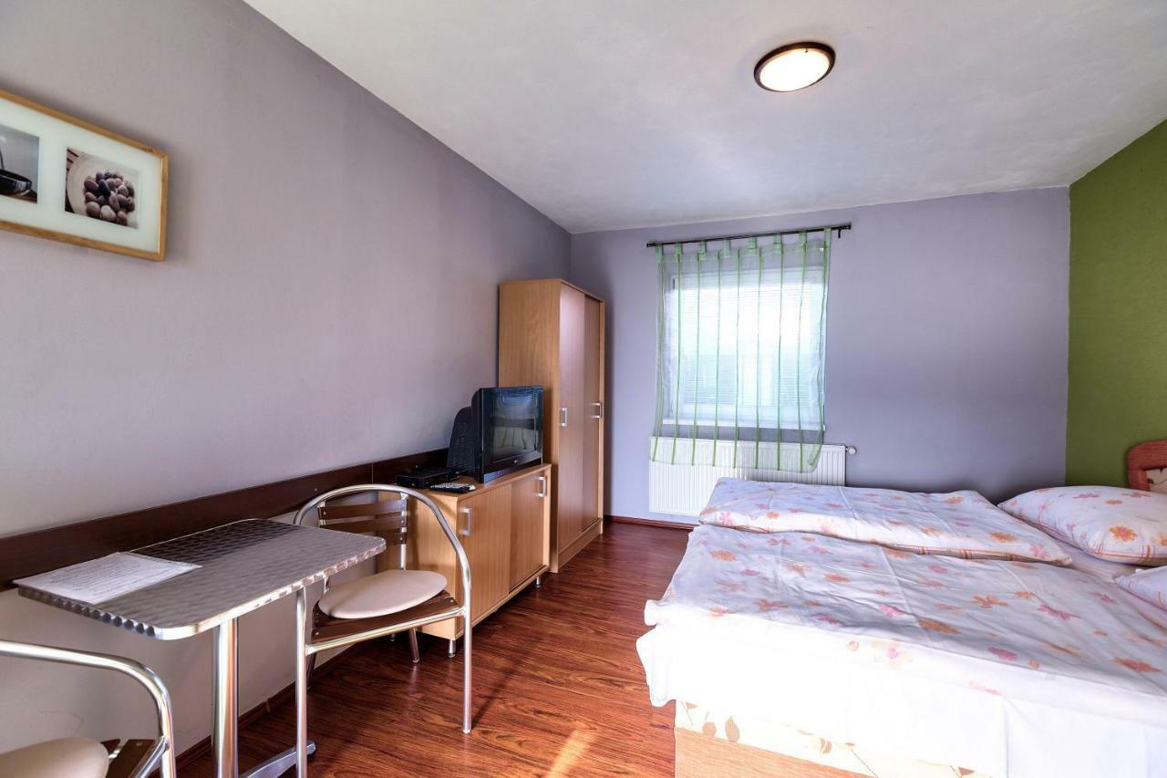 Hôtel Apartmanovy Dom Red à Podhájska Extérieur photo