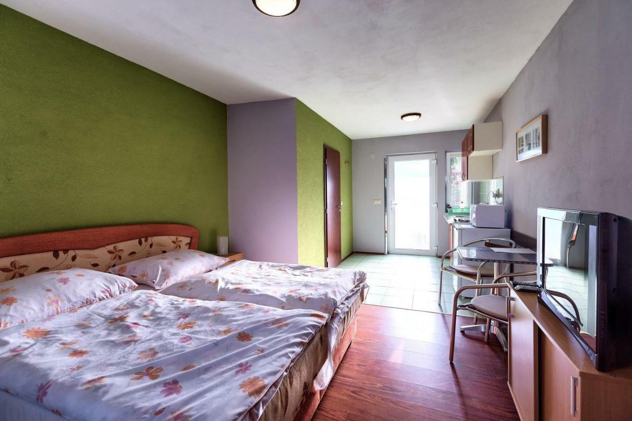 Hôtel Apartmanovy Dom Red à Podhájska Extérieur photo
