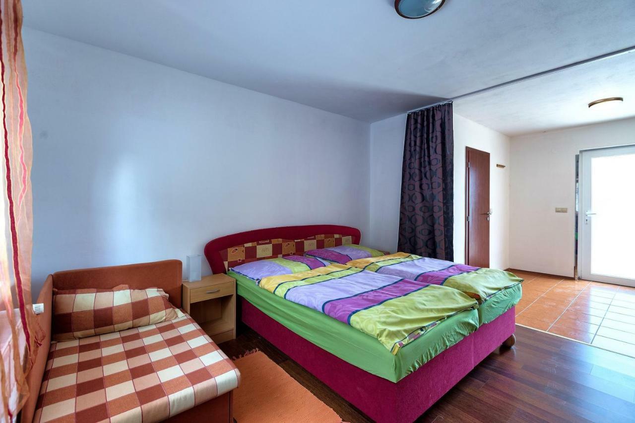 Hôtel Apartmanovy Dom Red à Podhájska Extérieur photo