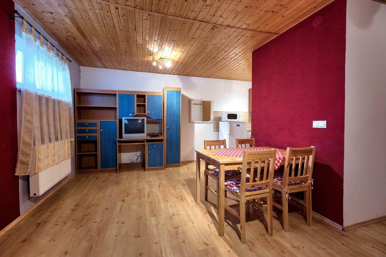 Hôtel Apartmanovy Dom Red à Podhájska Extérieur photo