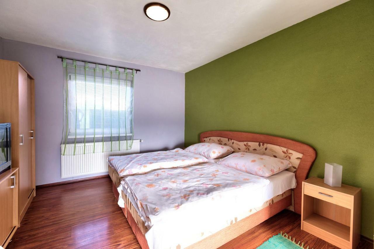 Hôtel Apartmanovy Dom Red à Podhájska Extérieur photo