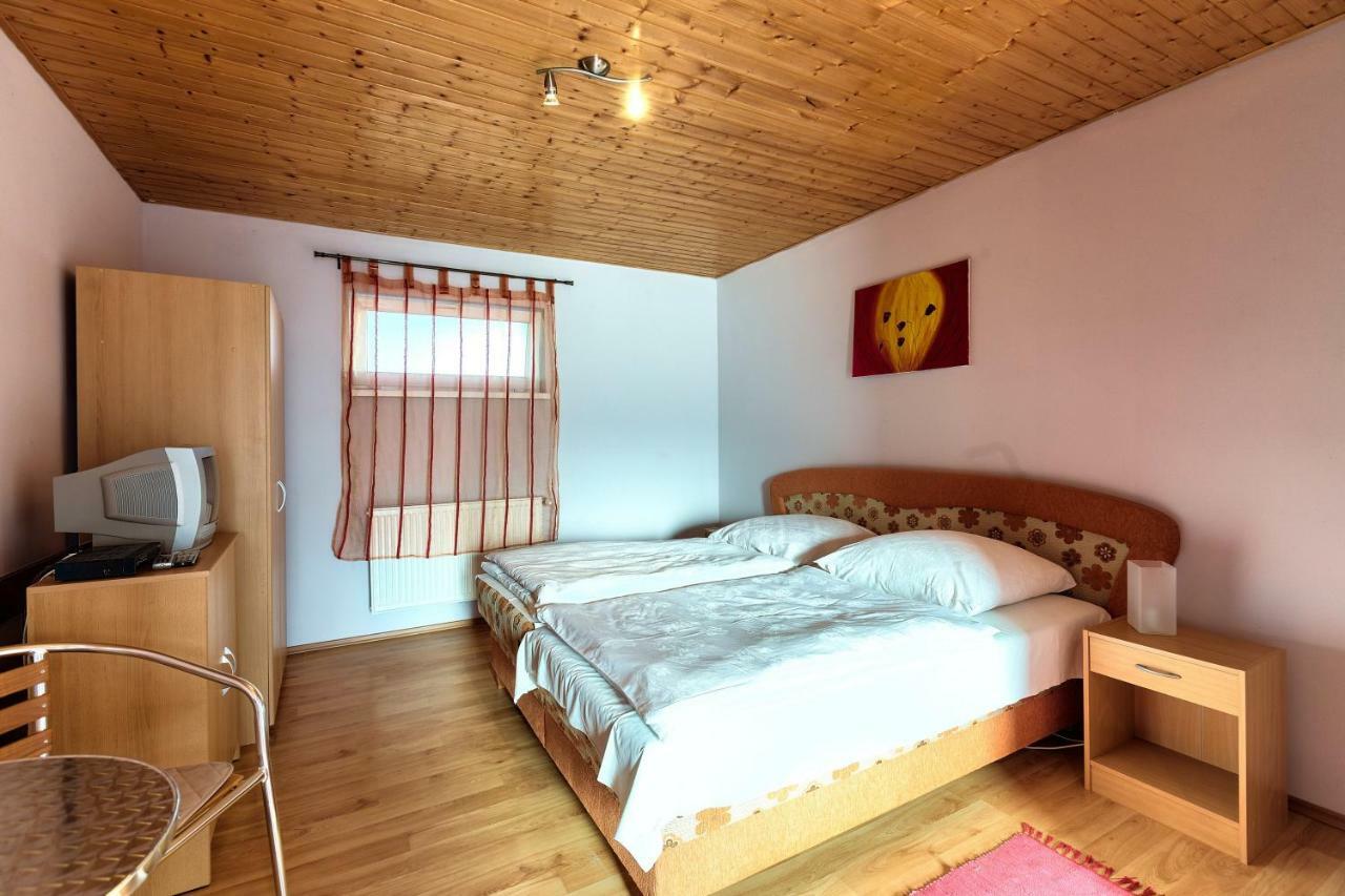 Hôtel Apartmanovy Dom Red à Podhájska Extérieur photo