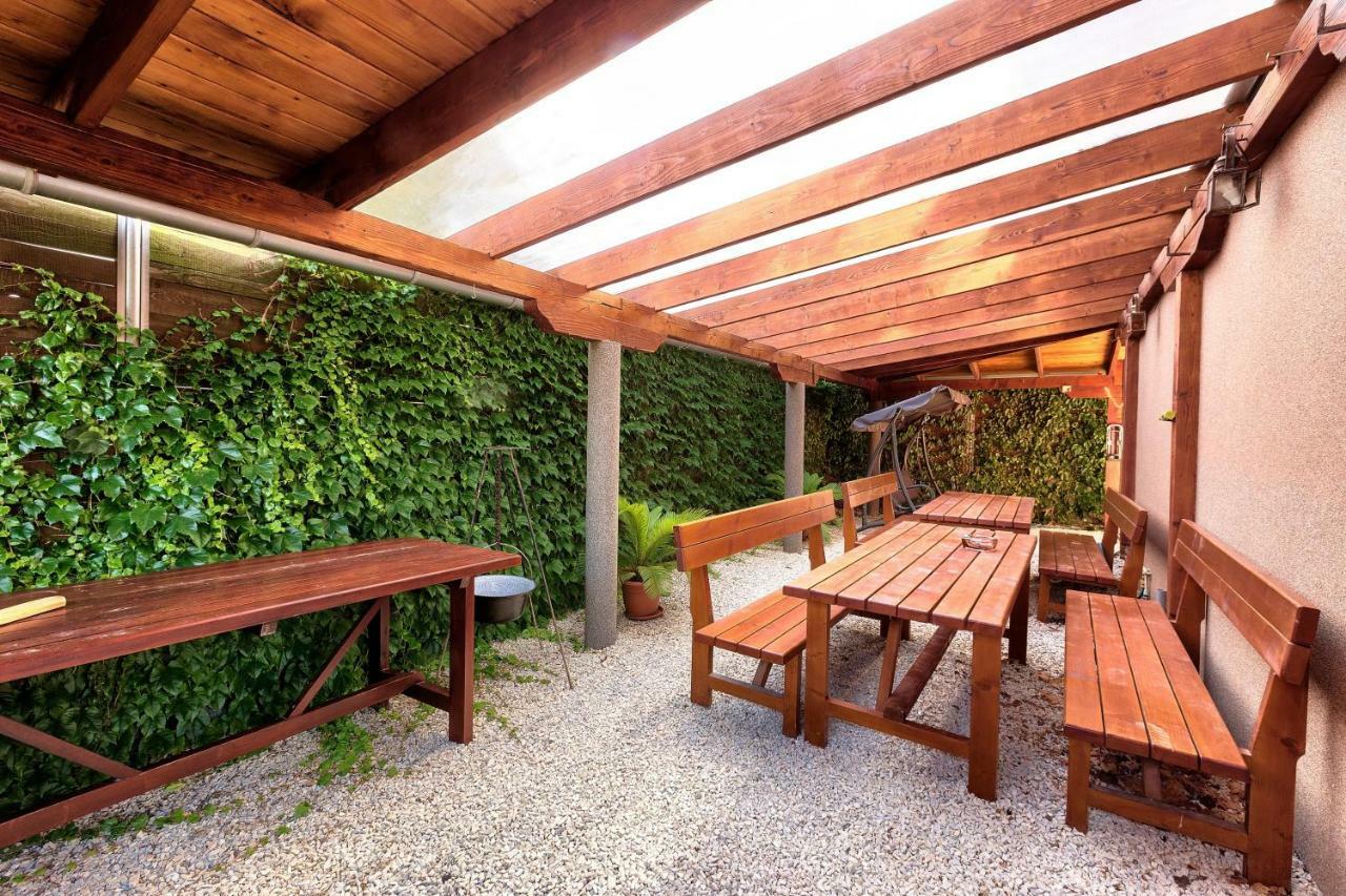 Hôtel Apartmanovy Dom Red à Podhájska Extérieur photo