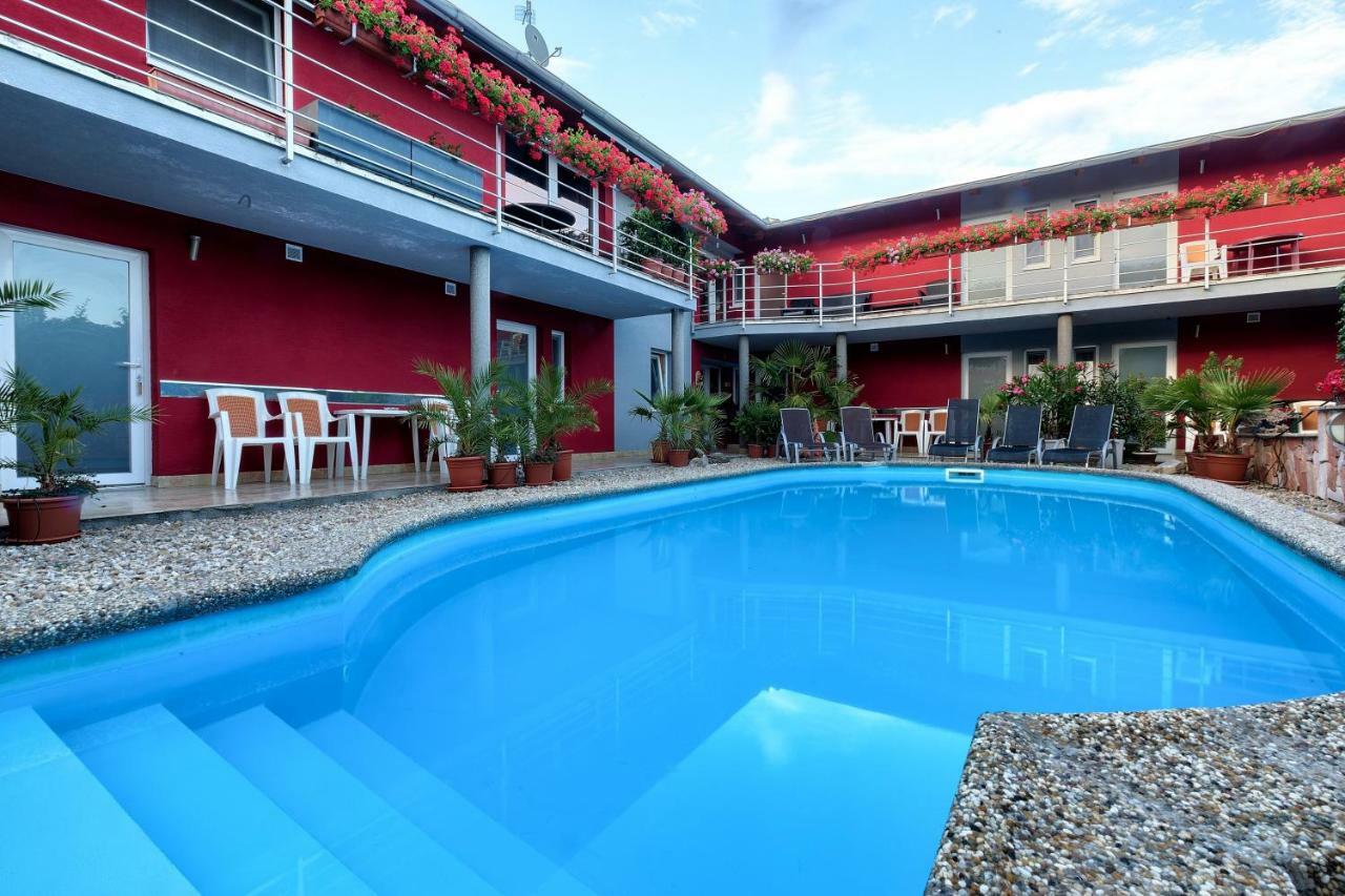 Hôtel Apartmanovy Dom Red à Podhájska Extérieur photo