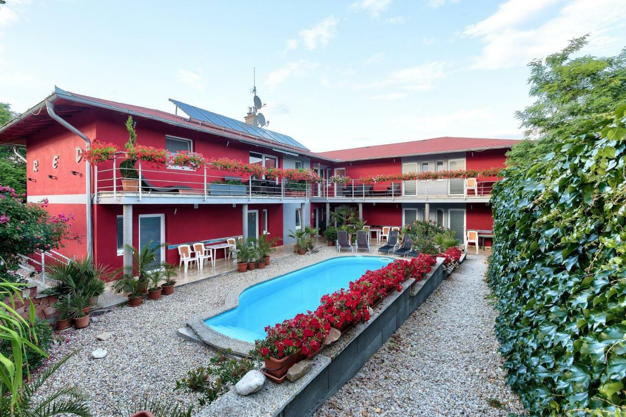 Hôtel Apartmanovy Dom Red à Podhájska Extérieur photo