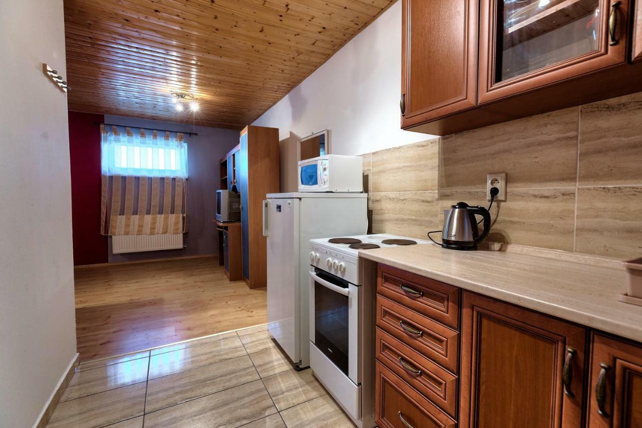 Hôtel Apartmanovy Dom Red à Podhájska Extérieur photo