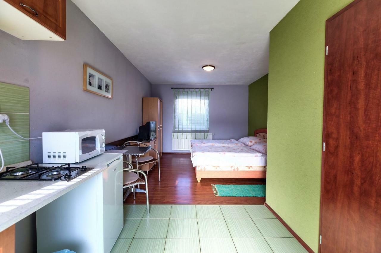 Hôtel Apartmanovy Dom Red à Podhájska Extérieur photo