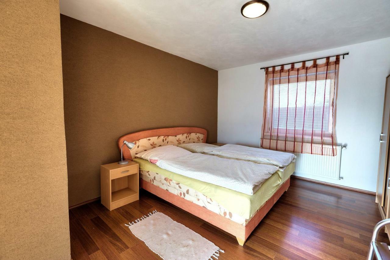 Hôtel Apartmanovy Dom Red à Podhájska Extérieur photo