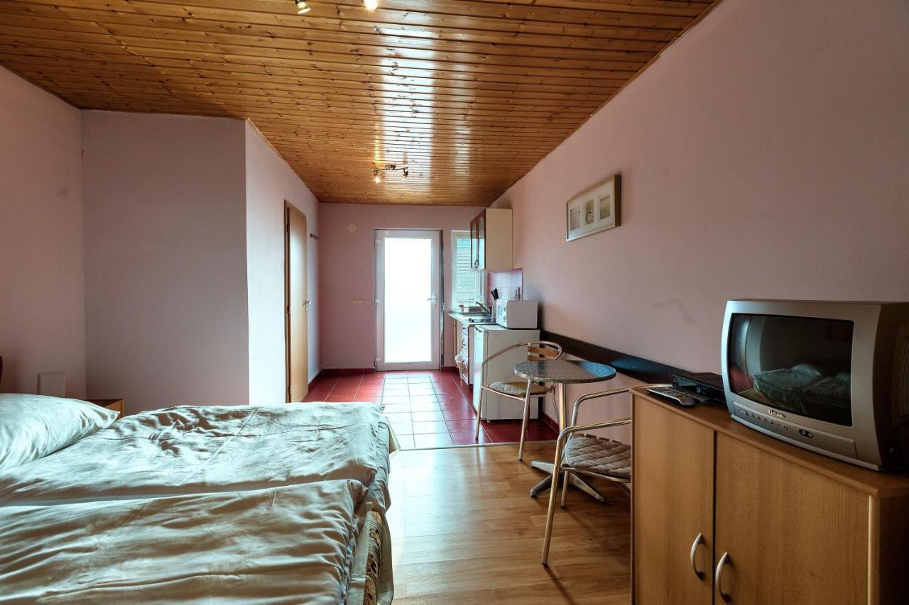 Hôtel Apartmanovy Dom Red à Podhájska Extérieur photo