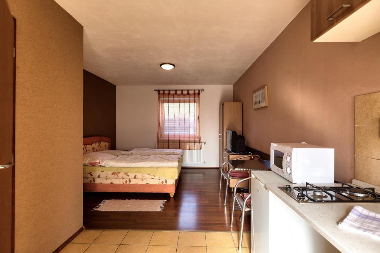 Hôtel Apartmanovy Dom Red à Podhájska Extérieur photo