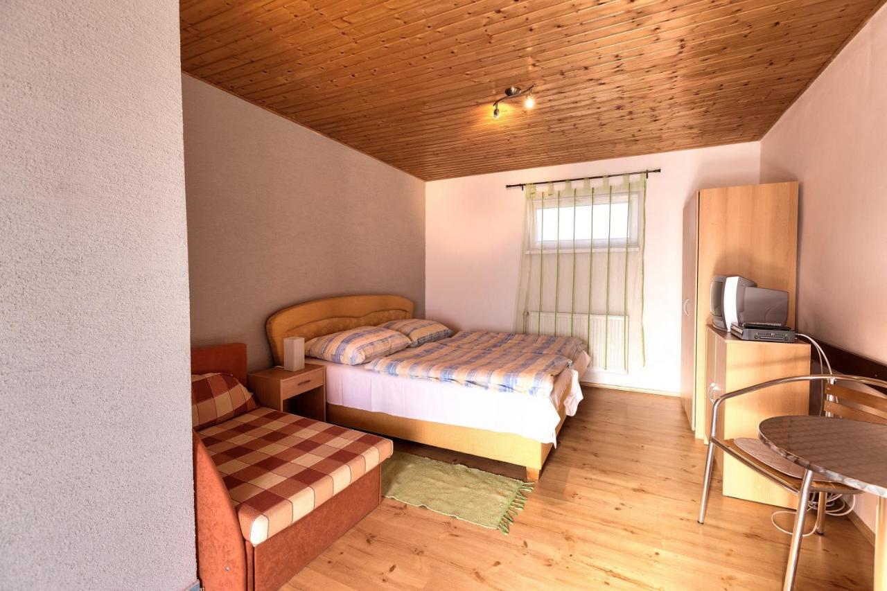 Hôtel Apartmanovy Dom Red à Podhájska Extérieur photo