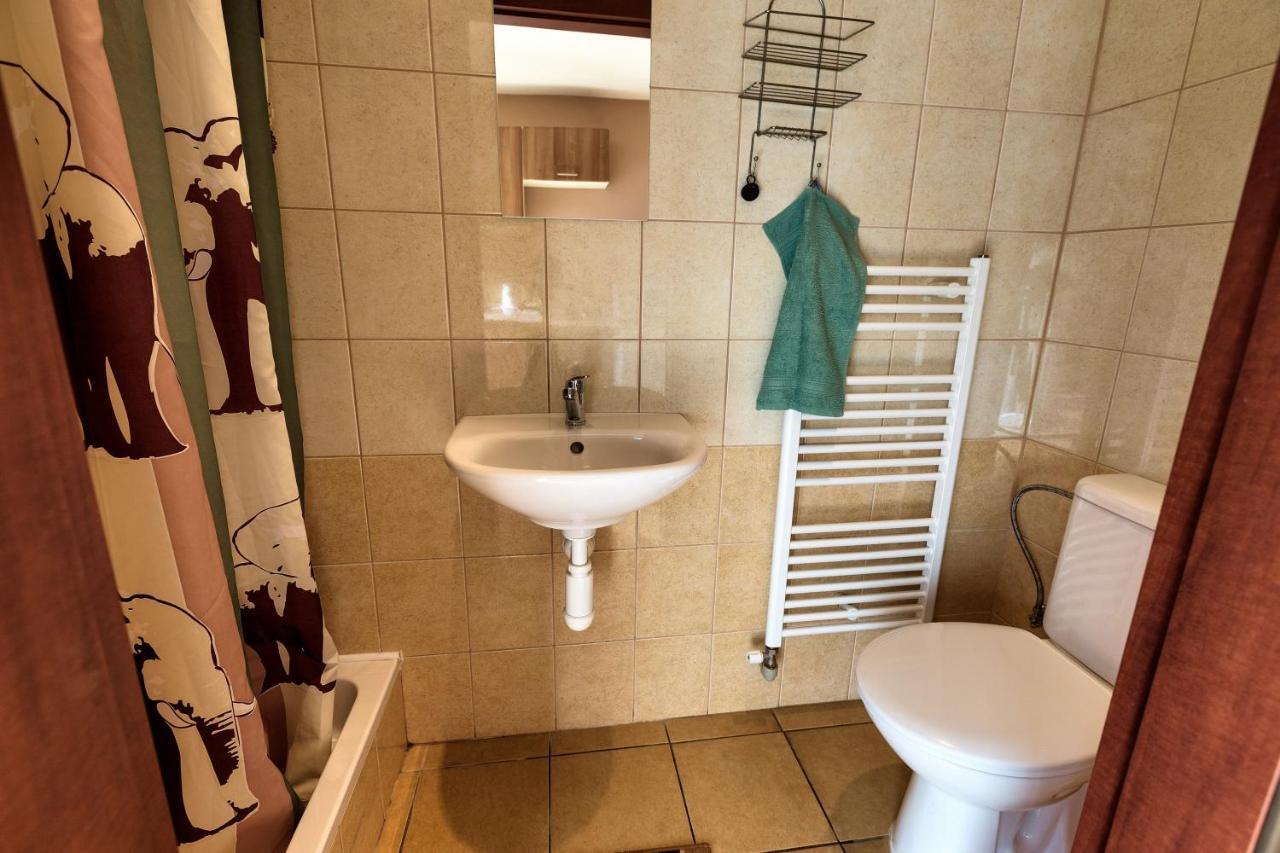 Hôtel Apartmanovy Dom Red à Podhájska Extérieur photo