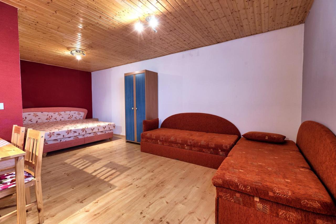 Hôtel Apartmanovy Dom Red à Podhájska Extérieur photo