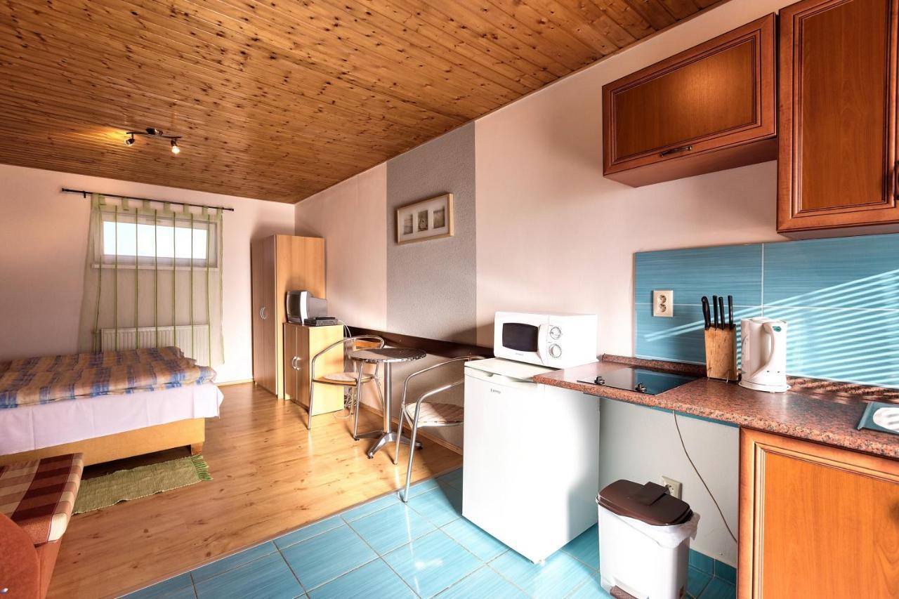 Hôtel Apartmanovy Dom Red à Podhájska Extérieur photo