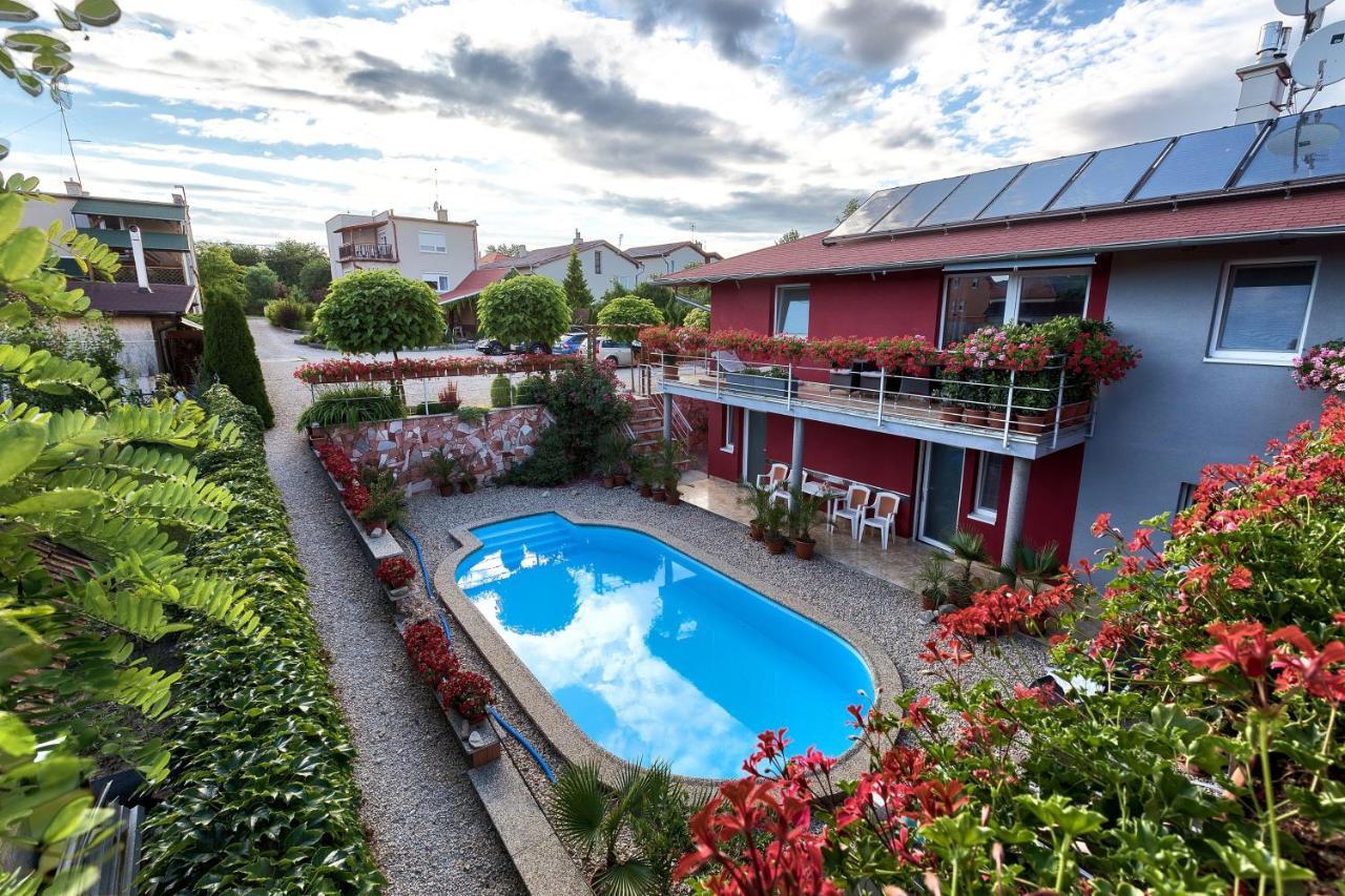 Hôtel Apartmanovy Dom Red à Podhájska Extérieur photo